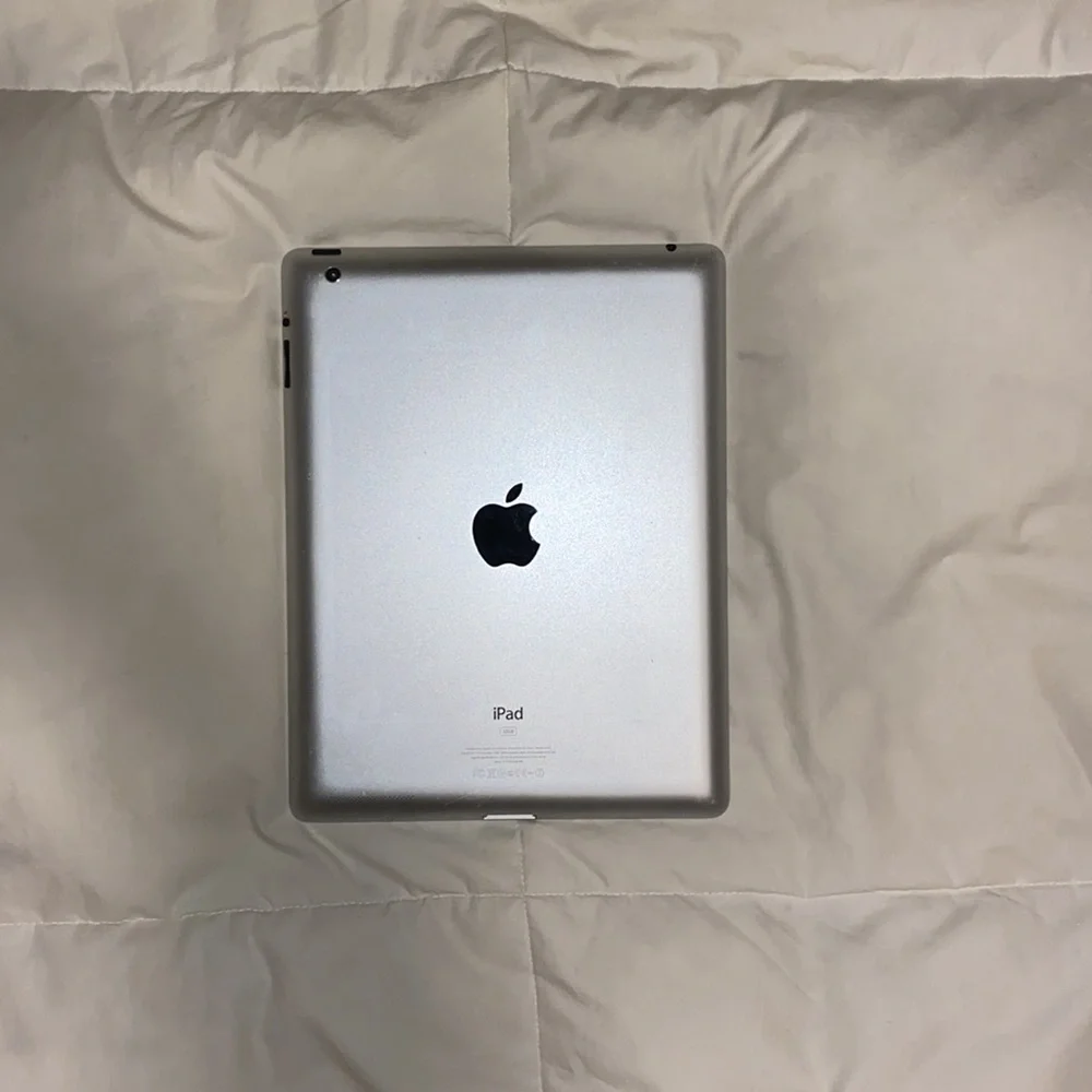 32GB Apple iPad (Gen 3) + Logitech Keyboard Case